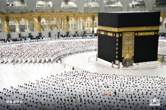 Jamaah Masjidil Haram dan Masjid Nabawi Rapatkan Shaf saat Shalat Subuh