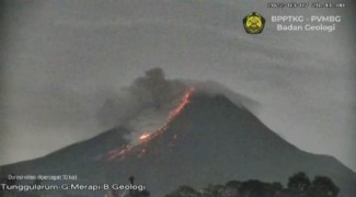 Malam Ini Merapi Kembali Muntahkan Awan Panas Sejauh 2 Km