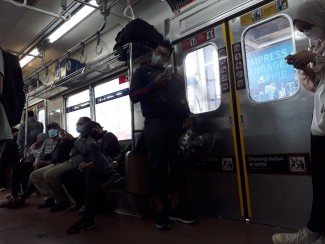 Tanda Jaga Jarak KRL Dicabut, Penumpang Bisa Duduk Berdempetan