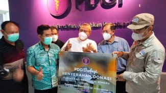 Bantu Pengungsi Semeru, PDGI Serahkan Donasi Huntara ke Indonesia Care