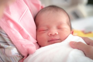 Perlukah Bayi Ditahnik? Begini Penjelasan Dokter Anak