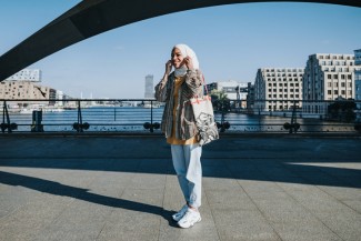 7 Inspirasi Outfit Hijab Street Style yang Tetap Sopan