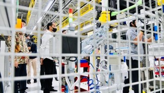 Presiden Jokowi Saksikan Langsung Peluncuran Mobil Listrik Pertama Dirakit di Indonesia