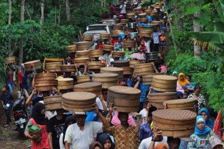 Cara Islam Menyikapi Tradisi Masyarakat Lokal