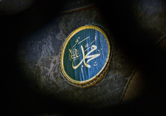 Ketika Rasulullah Bercanda dengan Sahabat dan Sang Istri