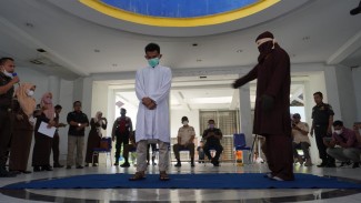 Langgar Syariat Islam, Sepasang Muda-mudi Jalani Hukuman Cambuk