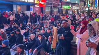 Ratusan Umat Islam Tarawih di Times Square, Sebarkan Pesan Damai