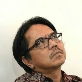 Demonstrasi Berakhir Ricuh, Ade Armando Dipukuli Massa