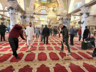 Warga Palestina Bersihkan Puing Usai Serbuan Israel di Masjid Al-Aqsa