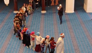 Begini Cara Imam di Turki Dekatkan Anak-Anak dengan Masjid