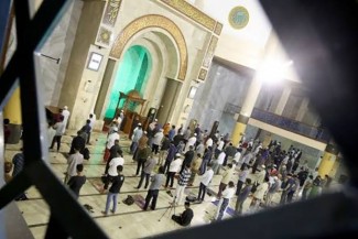 Menyanyikan Lagu Indonesia Raya Sebelum Tarawih Salahi Kaidah Fikih