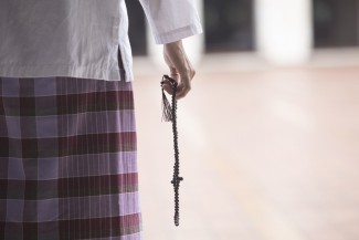 Identik Dipakai Shalat, Benarkah Sarung Asli dari Indonesia?