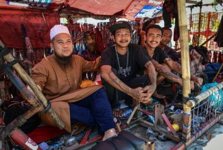 Berkunjung ke Indonesia, Dai Asal Malaysia Santuni Ojol hingga Anak Punk