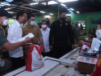 Presiden Beri BMK dan BLT di Empat Pasar di Bogor 