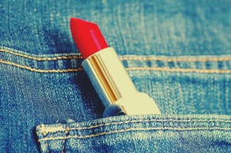 Jangan Minder Punya Bibir Gelap, Ini Rekomendasi 4 Warna Lipstik yang Pas