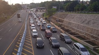 Pemudik Terjebak Macet di Ruas Tol Krapyak-Jatingaleh Semarang