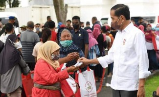 Jokowi Bagikan Sembako untuk Warga Yogyakarta