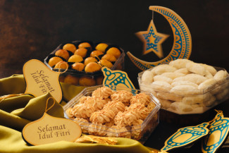 Kerap Membingungkan, Ini Tips Buka Selotip Kue Lebaran