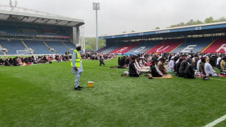Bukti Kebangkitan Islam di Inggris, Stadion Dijadikan Tempat Shalat Id