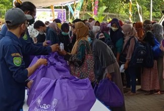 UNY Gelar Baksos Bagikan Sembako dan Alat Pendidikan di Piyungan