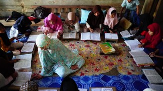 Keterbatasan Al-Quran Tak Surutkan Semangat Anak-anak dalam Mengaji