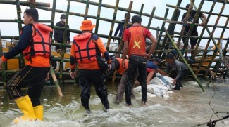 2 Titik Tanggul Jebol di Tanjung Emas Ditutup Karung Pasir