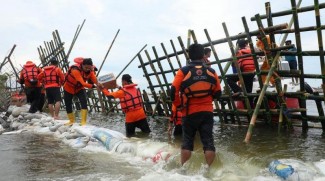 Tanggul Penahan Rob Jebol Lagi Sepanjang 10 Meter