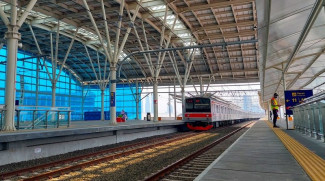 Urai Kepadatan Penumpang, KAI Commuter Siapkan KRL Feeder di Stasiun Manggarai