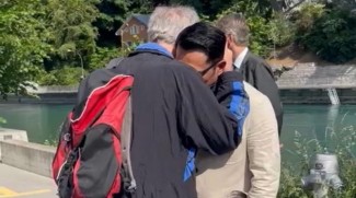 Pelukan Warga Bern Kuatkan Ridwan Kamil Cari Keberadaan Eril