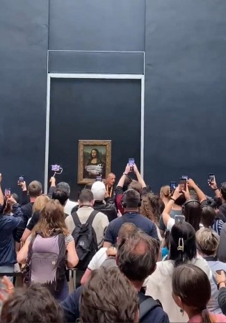 Heboh, Lukisan Monalisa Dilempar Kue Pria Berkursi Roda