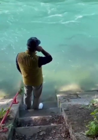 Ikhlaskan Eril, Ridwan Kamil Adzan di Tepi Sungai Aare Swiss