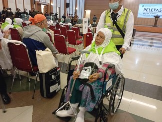Pakai Kursi Roda, Calon Haji Ini Tak Patah Semangat