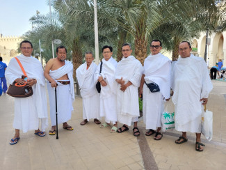 Ternyata Ini Asal-usul Lengan Kanan Pakaian Ihram Pria Terbuka