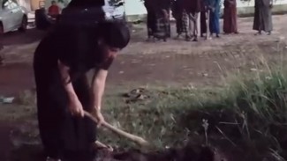 Gus Miftah Gali Liang Kubur untuk Abah Dim