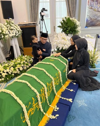 Melepas Kepergian Eril, Atalia Praratya Tulis Pesan Haru