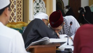 Silaturahmi ke Al-Bahjah, UAS dan Buya Yahya Saling Berebut Cium Tangan