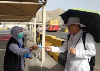 Tim Kesehatan Bagikan Masker ke Jemaah Waspadai Penularan Covid