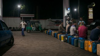 Sri Lanka Bangkrut, Ratusan Warga Antre BBM Berjam-jam di SPBU