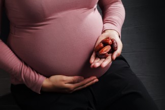 Rutin Konsumsi Kurma selama Kehamilan Perlancar Persalinan