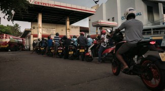 Krisis Sri Lanka Makin Parah, Kendaraan Pribadi Dilarang Isi Bensin