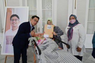 Ini Pesan Mengharukan Seorang Remaja Lumpuh Ketika Dibantu Emil