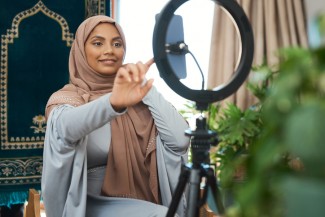 Hangatkan Tubuh di Suhu Dingin, Begini Tutorial Jilbab Berlapis