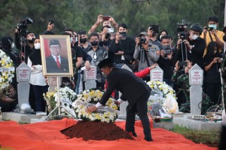 Tjahjo Kumolo Dimakamkan di TMP Kalibata, Upacara Dipimpin Mensesneg