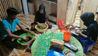 Kelompok Perempuan Tani Ini Kelola Limbah Jadi Kerajinan Tangan