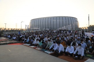 Momen Anies Shalat Idul Adha Bersama Ribuan Warga Jakarta di JIS