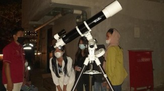 Asyiknya Melihat Benda Langit Menggunakan Teleskop di Planetarium