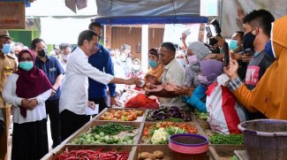 Jokowi Bagikan BLT untuk Pedagang di Kabupaten Subang
