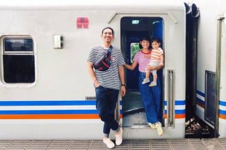 Punya Mobil Mewah, 5 Selebritas Ini Pilih Naik Transportasi Umum