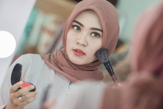 Tidak Sembarangan, Begini Adab Berhias dalam Islam