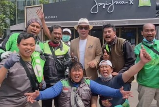 Bareng Ojol, Ridwan Kamil Ikut Pamer Outfit di Kawasan Dukuh Atas